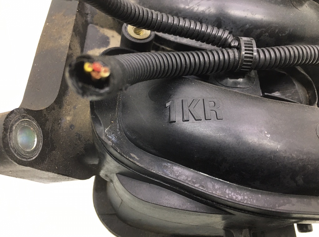 Коллектор впускной бу для Peugeot 107  1.0 i,  2006 г.