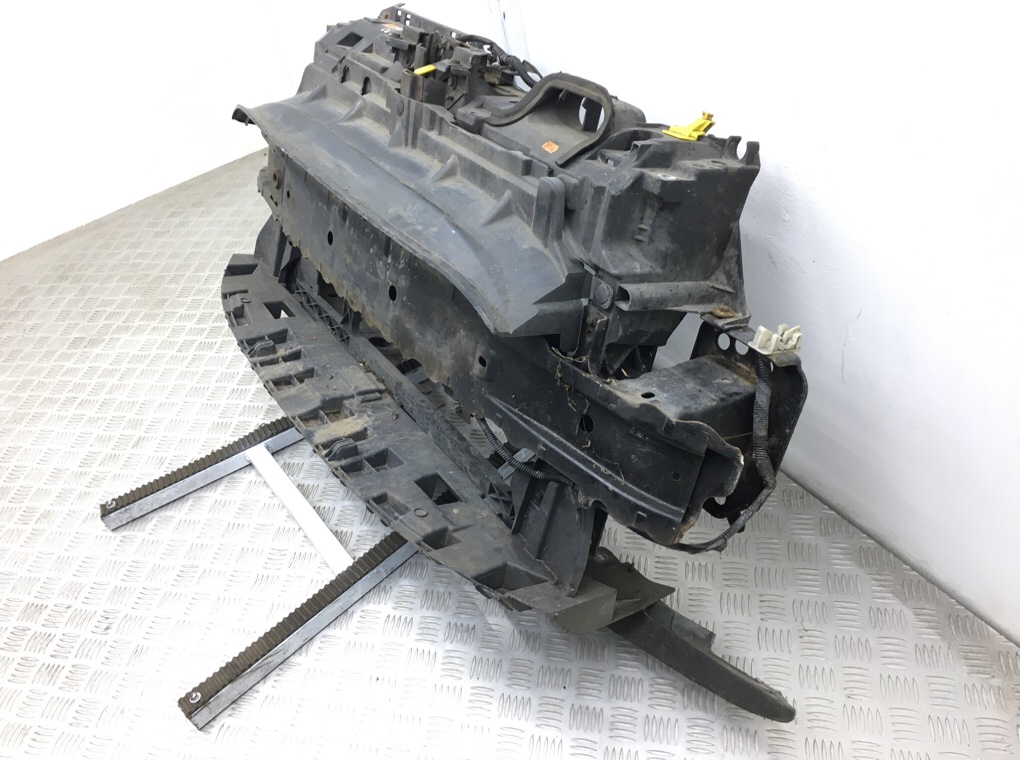 Панель передняя (телевизор) бу для Ford Fiesta 6 1.4 i,  2009 г.