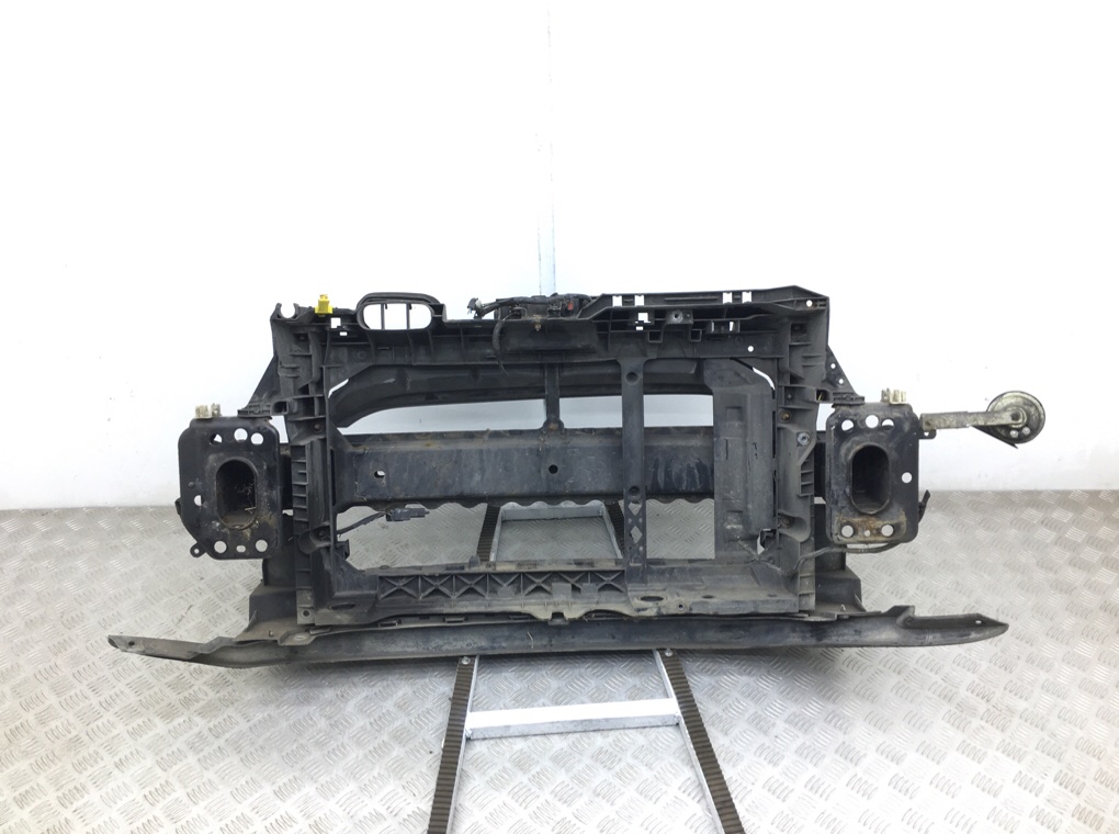 Панель передняя (телевизор) бу для Ford Fiesta 6 1.4 i,  2009 г.