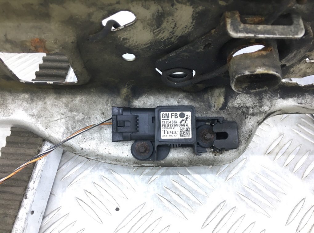 Панель передняя (телевизор) бу для Opel Astra H 1.8 i,  2009 г.