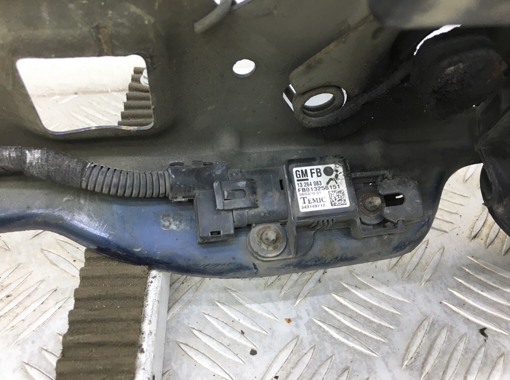 Панель передняя (телевизор) бу для Opel Astra H 1.4 i,  2010 г.