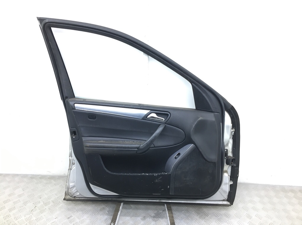 Дверь передняя левая бу для Mercedes C W203 2.2 CDi,  2004 г.