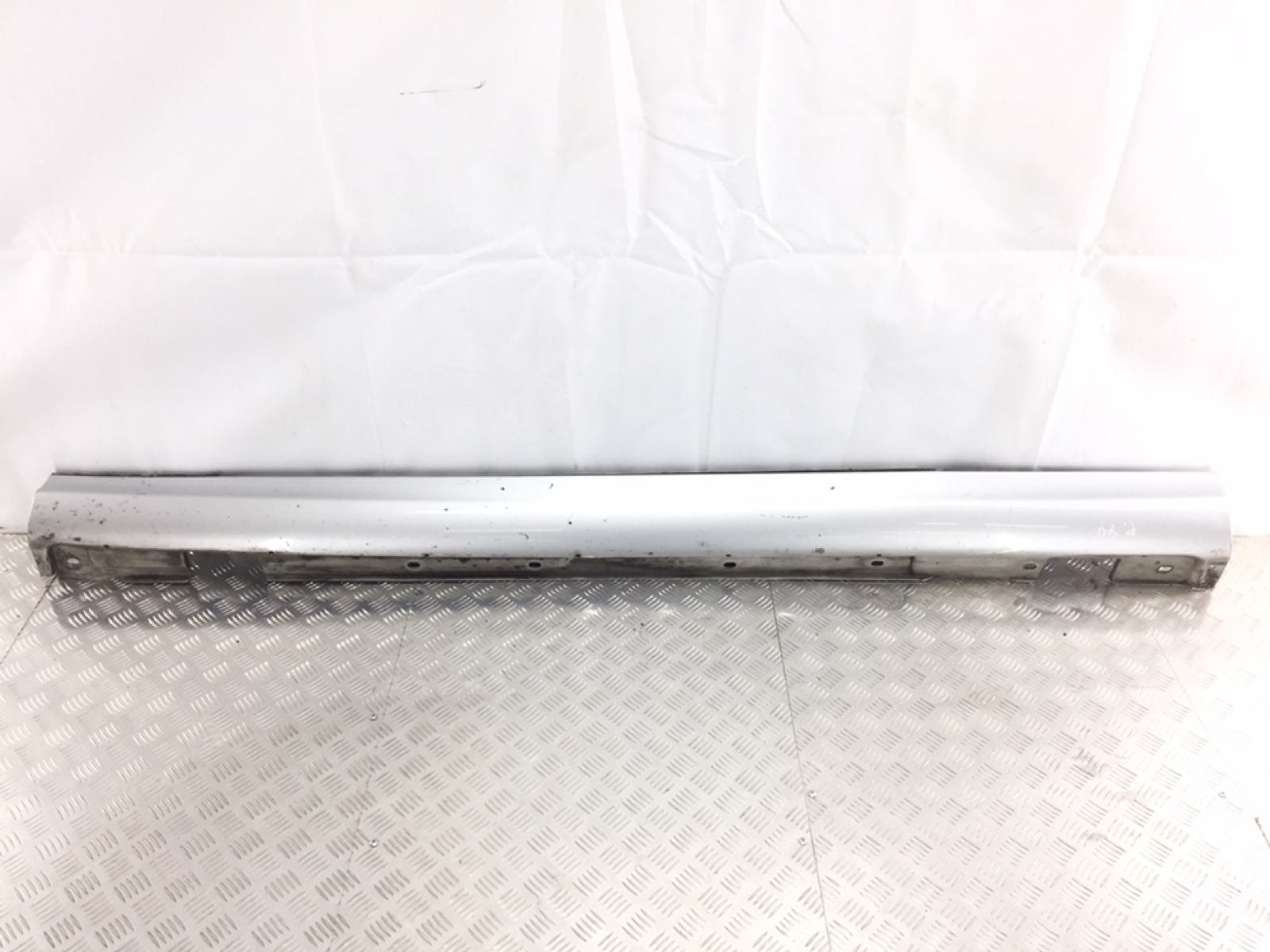 Накладка на порог бу для Mercedes CLK W209 2.7 CDi, 2003 г.